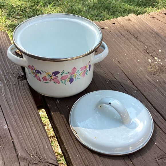 Vintage Enamelware Stock Pot with Lid Floral Design White Cooking Pot - Picture 3 of 4